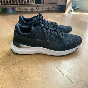 Black soft foam Puma sneakers LIKE NEW